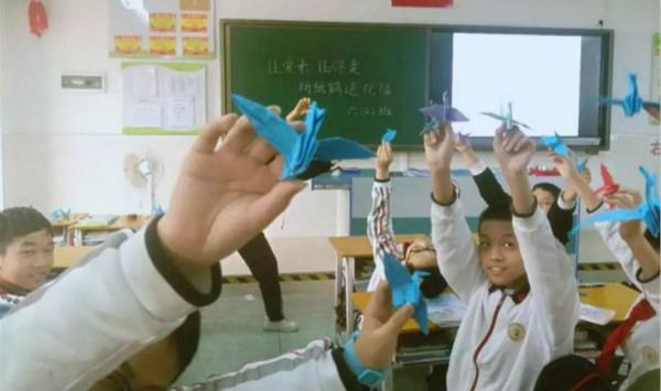 東莞十幾所小學(xué)和幼兒園孩子折4.2萬(wàn)只千紙鶴，祝福自閉癥兒童