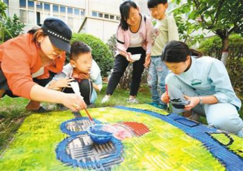 西安孤獨癥兒童變身“小畫家”，給井蓋涂鴉添“彩衣”