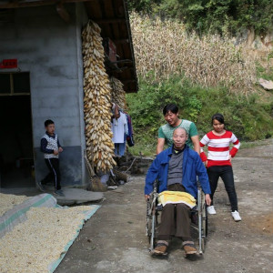 大山里的自閉癥孩子無錢治療，只有礦難癱瘓的爺爺相陪