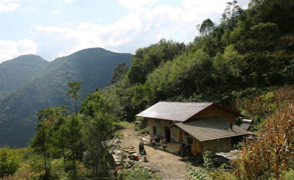 大山里的自閉癥孩子無錢治療，只有礦難癱瘓的爺爺相陪