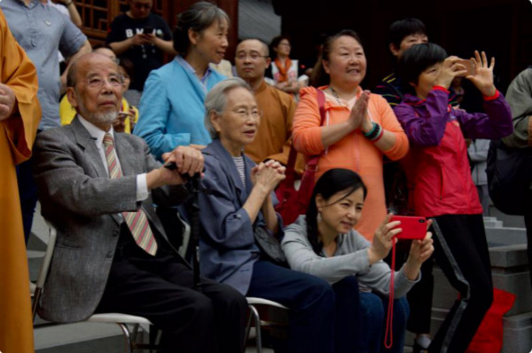 六一兒童節(jié)，自閉癥少年在上海玉佛禪寺上演“快閃”