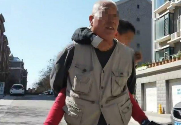 為了8歲的自閉癥外孫，70歲的姥爺“一路同行”