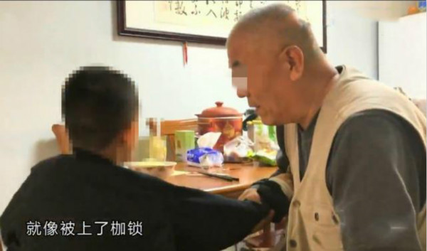 為了8歲的自閉癥外孫，70歲的姥爺“一路同行”