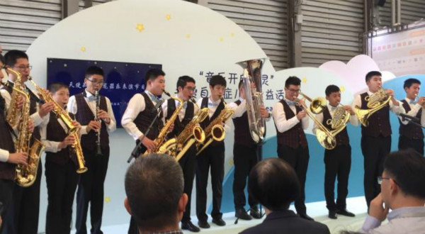 自閉癥孩子獻藝上海樂器展“音樂開啟心靈”公益活動