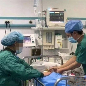 淮安自閉癥男孩做手術(shù)，醫(yī)生破例讓媽媽陪伴