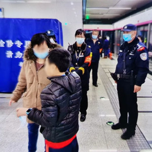 十歲自閉癥男孩迷失北京地鐵站