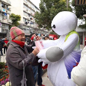 上海大齡自閉癥兒童為女神節(jié)送上手工禮物