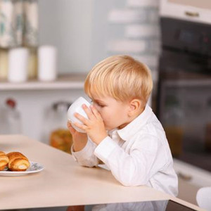 自閉癥孩子不吃飯?jiān)趺崔k？同伴干預(yù)很重要