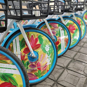 杭州自閉癥學(xué)生移動(dòng)畫(huà)展印上“小藍(lán)車(chē)”
