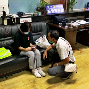自閉癥少女離校出走，佛山鐵警登車(chē)尋人