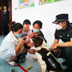 科爾沁特警隊(duì)員帶領(lǐng)警犬與自閉癥兒童親密接觸