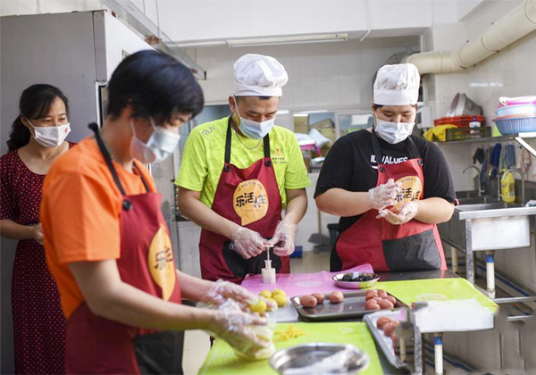 廣州心智障礙青年制作月餅迎中秋