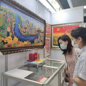 70件殘疾人文藝作品亮相重慶軌道站，自閉癥孩子現(xiàn)場涂鴉