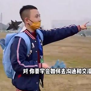 破防了：成都男子陪自閉癥兒子賣(mài)玩具，被拒多次不放棄