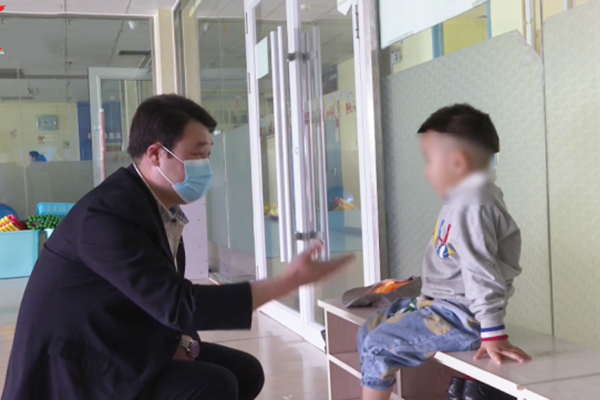 3歲自閉癥藏族男孩來巨野接受免費治療