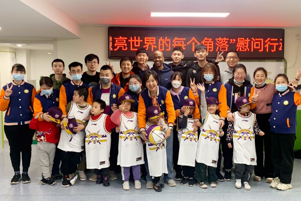 馬布里攜北控隊員參加關(guān)愛自閉癥兒童公益活動