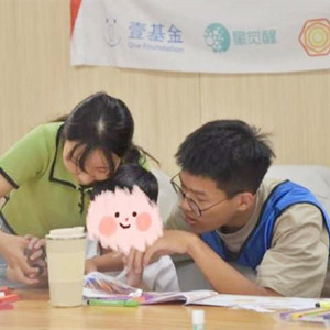 杭州大學(xué)生開展孤獨癥兒童陪護(hù)志愿活動