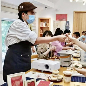 中華慈善日，她吃到孤獨(dú)癥兒子親手制作的月餅