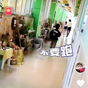南京5歲孩子以為自閉癥同學(xué)被陌生人帶走，勇敢上前阻攔