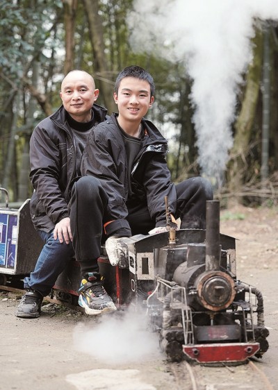 重慶自閉癥男孩癡迷火車，電工老爸十多年造了6列