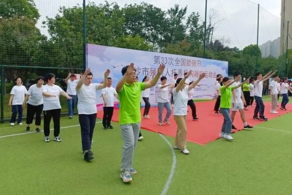 孤獨癥男孩在長沙市殘疾人托養(yǎng)機(jī)構(gòu)趣味運動會上彈奏“茉莉花”