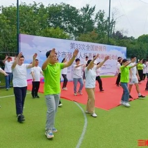 孤獨(dú)癥男孩在長沙市殘疾人托養(yǎng)機(jī)構(gòu)趣味運(yùn)動會上彈奏“茉莉花”