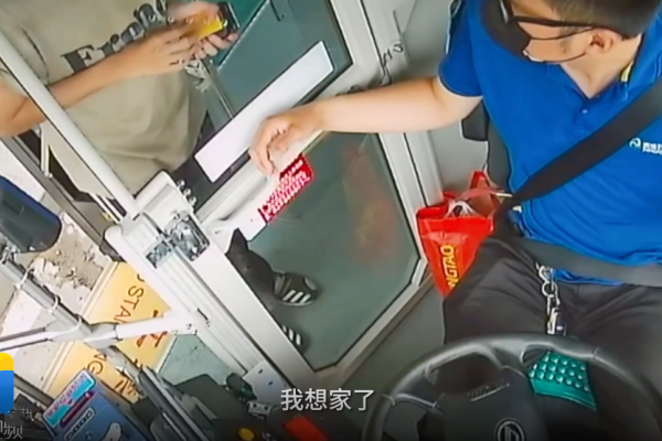 青島自閉癥男孩獨自乘車，司機暖心護送