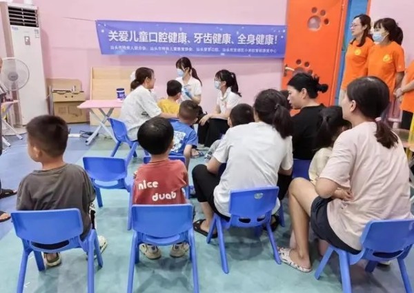 汕頭口腔醫(yī)生為“星星的孩子”檢查牙齒