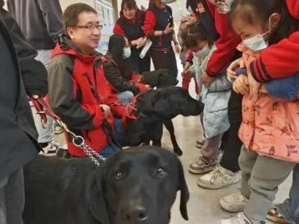 佛山3只輔助犬走入孤獨癥兒童家庭