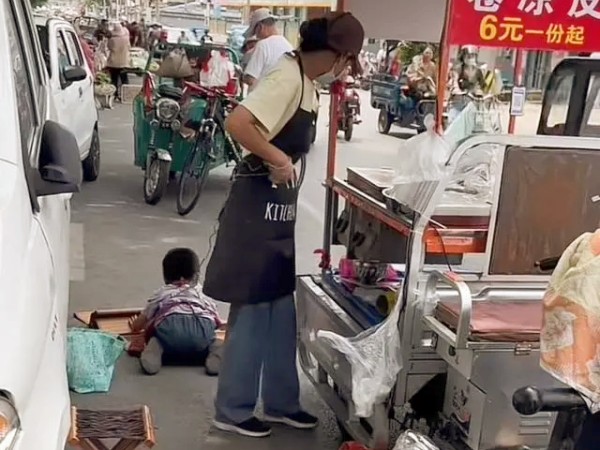 為防自閉癥兒子走失，女子擺攤用繩子將其拴在腰上（三）