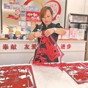 非遺剪紙手藝人周婷為孤獨(dú)癥兒童開設(shè)課堂 非遺剪紙手藝人周婷為孤獨(dú)癥兒童開設(shè)課堂