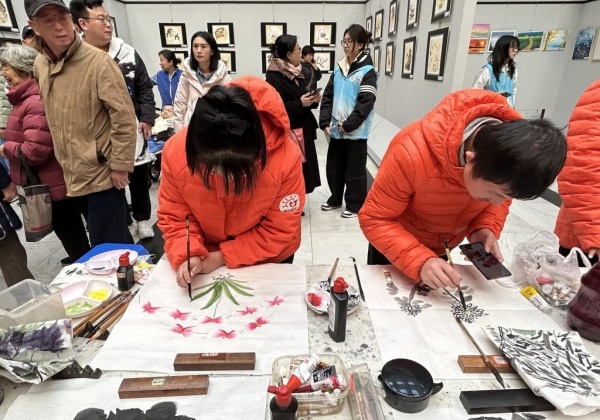 “心繪世界，夢想起航”孤獨癥青年繪畫作品展在青島市圖書館舉辦