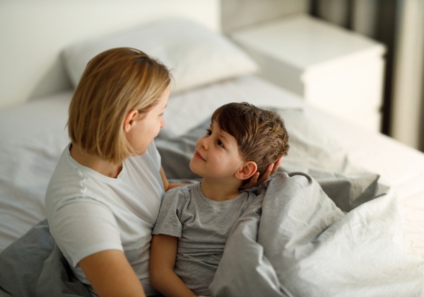 如何提高自閉癥孩子與他人目光對視的能力？