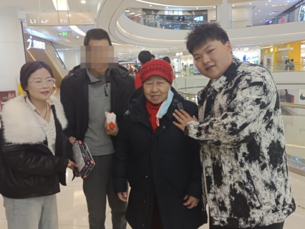 秦皇島大學生暖心守護，幫助走失孤獨癥孩子平安回家