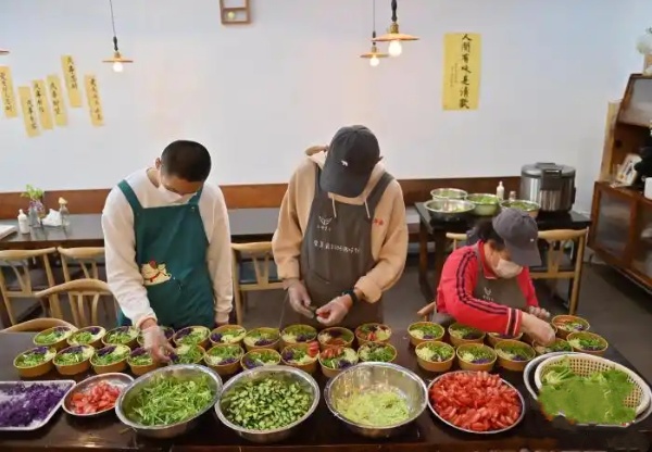 長春“天使餐廳”的自閉癥幫廚：在實(shí)踐中融入社會(huì)