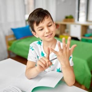 自閉癥孩子會(huì)說(shuō)話但是還是會(huì)用手勢(shì)比畫怎么辦