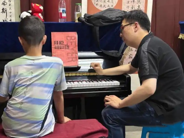 成都孤獨(dú)癥鋼琴老師用音樂(lè)療愈他人